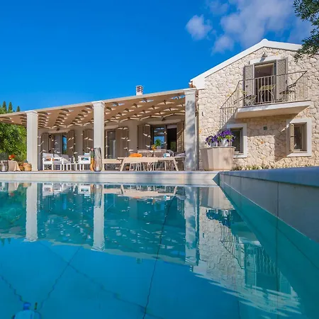 Oliva With Private Pool By Konnect Vilă